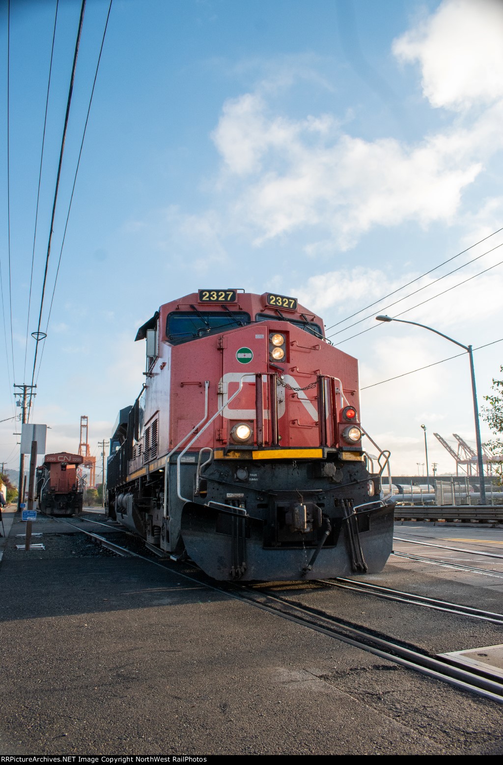CN 2327